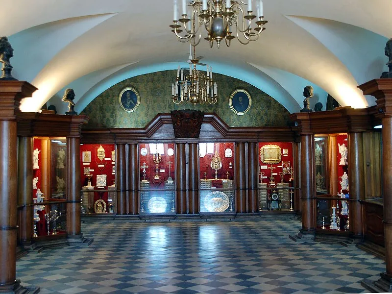 Sala Skarbca Jasnogórskiego z gablotami i barokowym sklepieniem