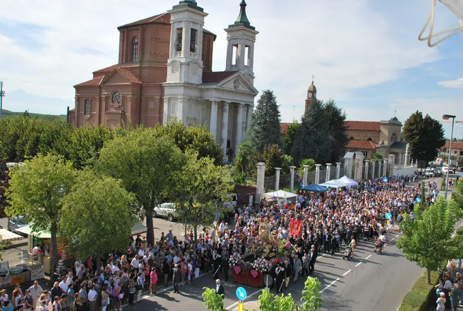 Bra — procesja i tłum wiernych przy sanktuarium La Madonna dei Fiori