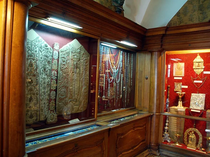 Gablota z szatami liturgicznymi i wotami w Skarbcu Jasnogórskim