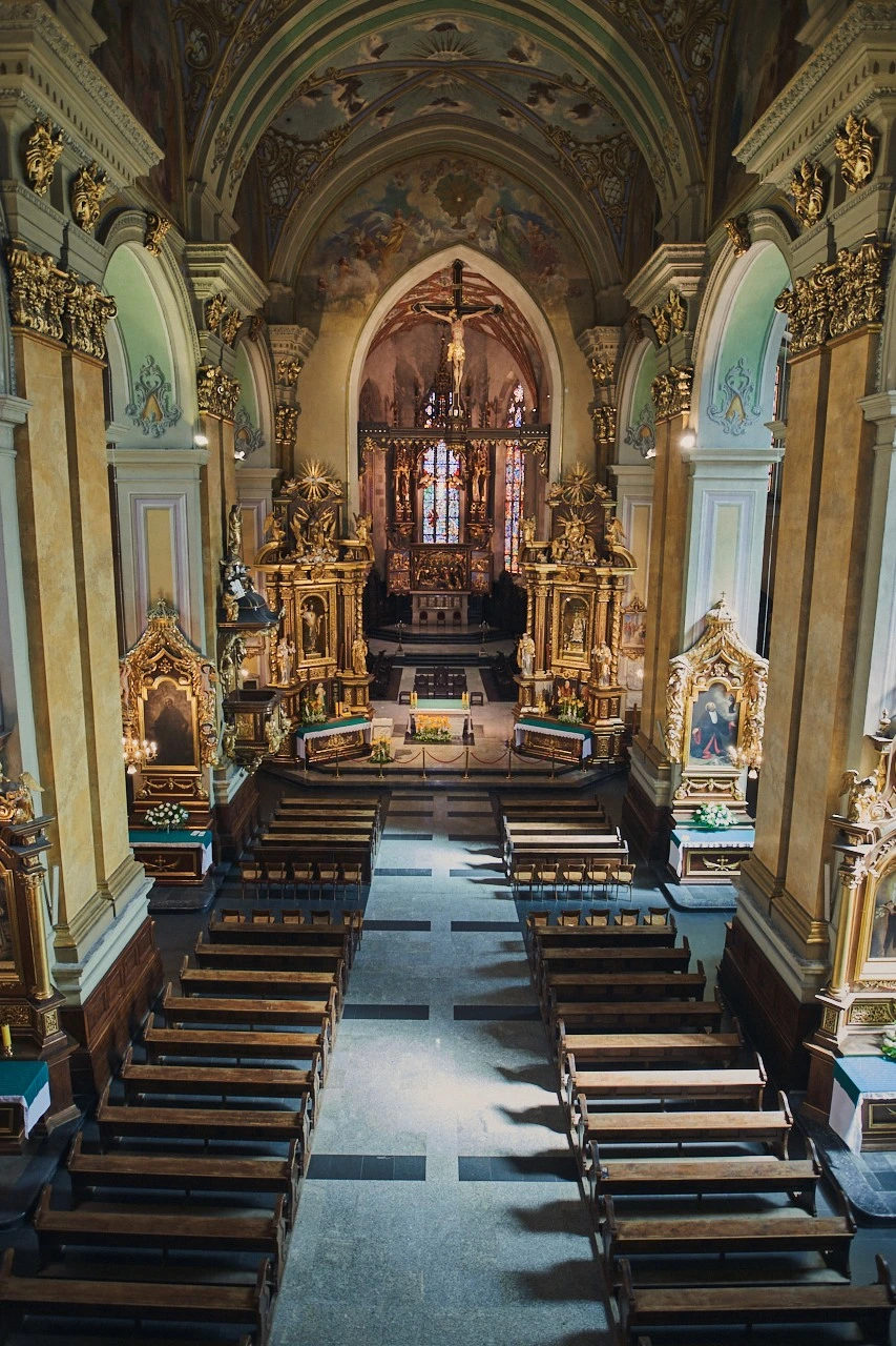 Widok na nawę i ołtarze