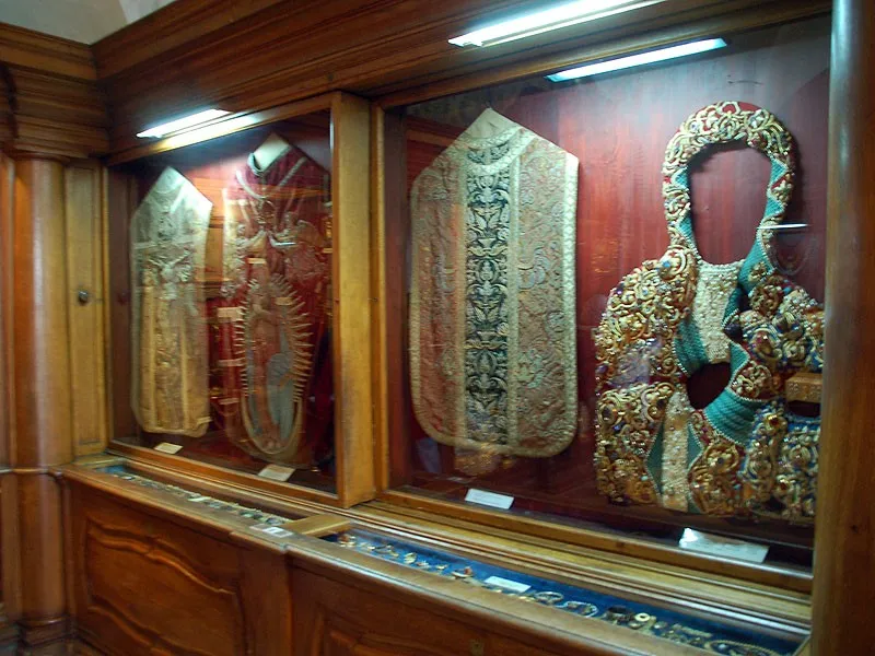 Ornaty i kapa w gablocie Skarbca Jasnogórskiego