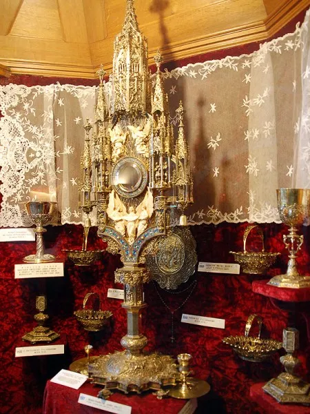 Zbliżenie na bogato zdobioną monstrancję w Skarbcu Jasnogórskim