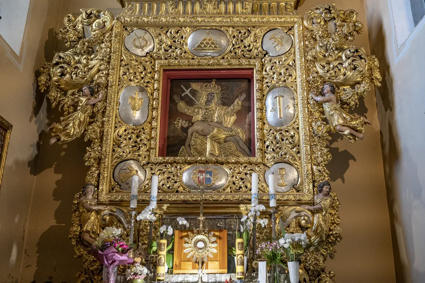 Detale ołtarza i wotów w sanktuarium