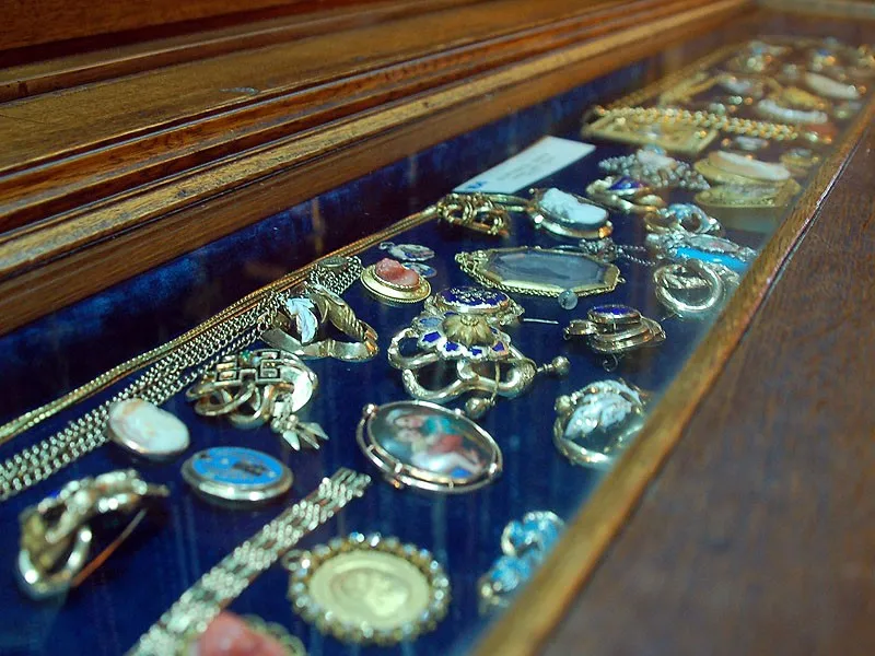 Monstrancje i naczynia liturgiczne w gablocie Skarbca Jasnogórskiego