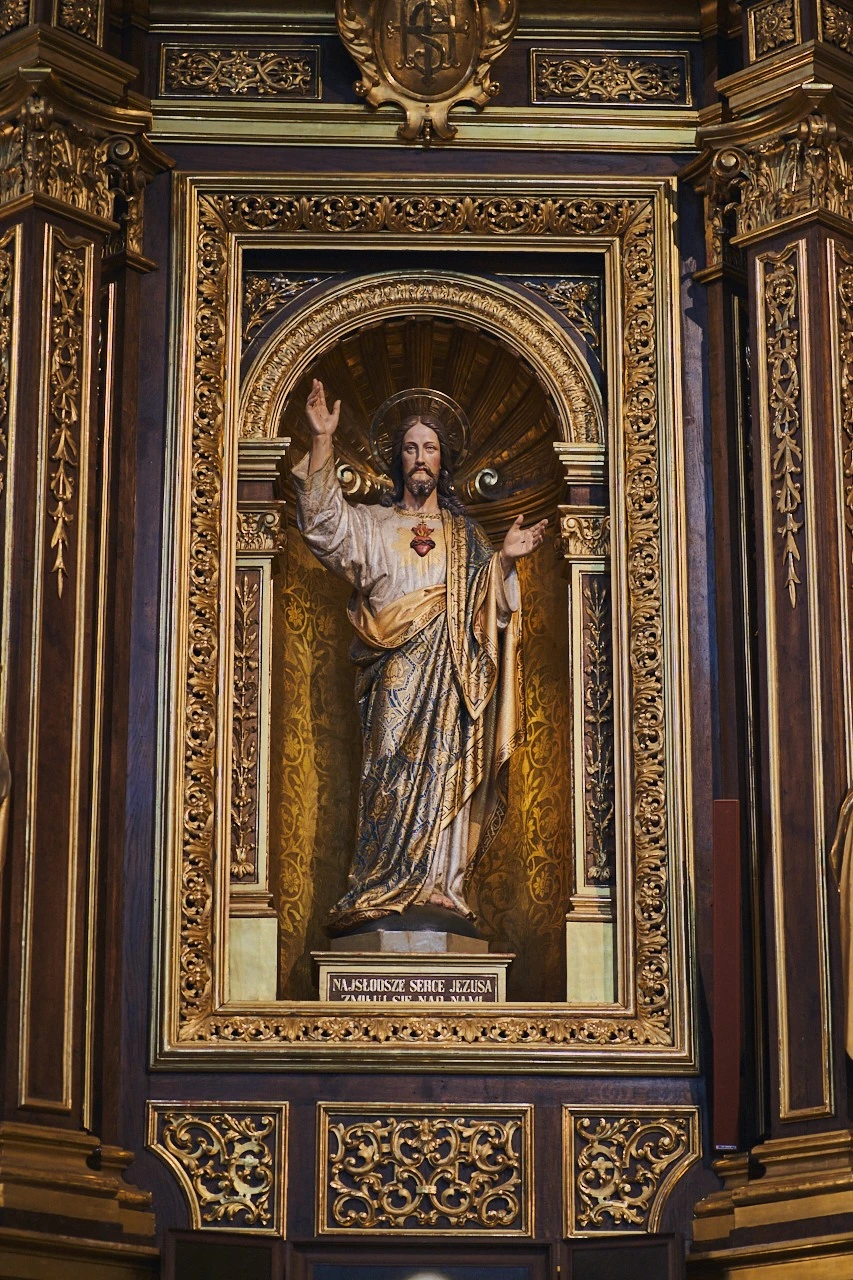 Nawa i ołtarze boczne