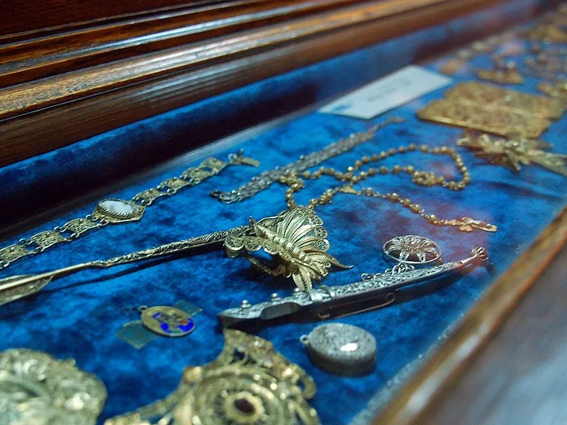 Wota i drobne przedmioty w gablocie Skarbca Jasnogórskiego