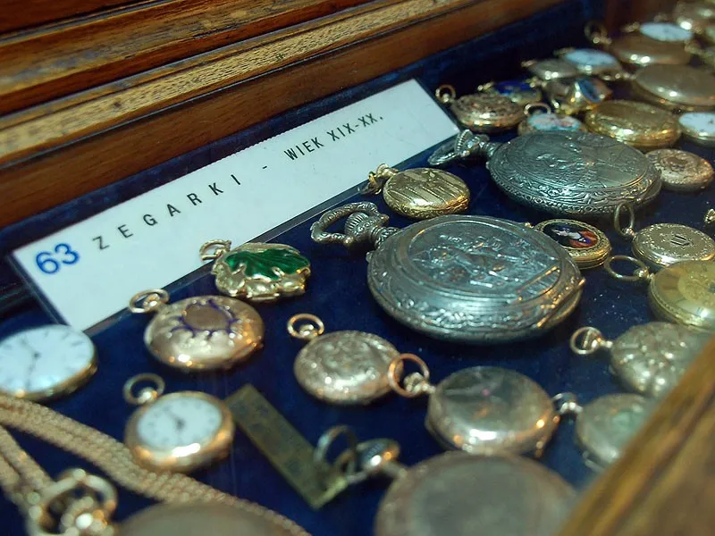 Gablota z zegarkami i drobnymi przedmiotami w Skarbcu Jasnogórskim
