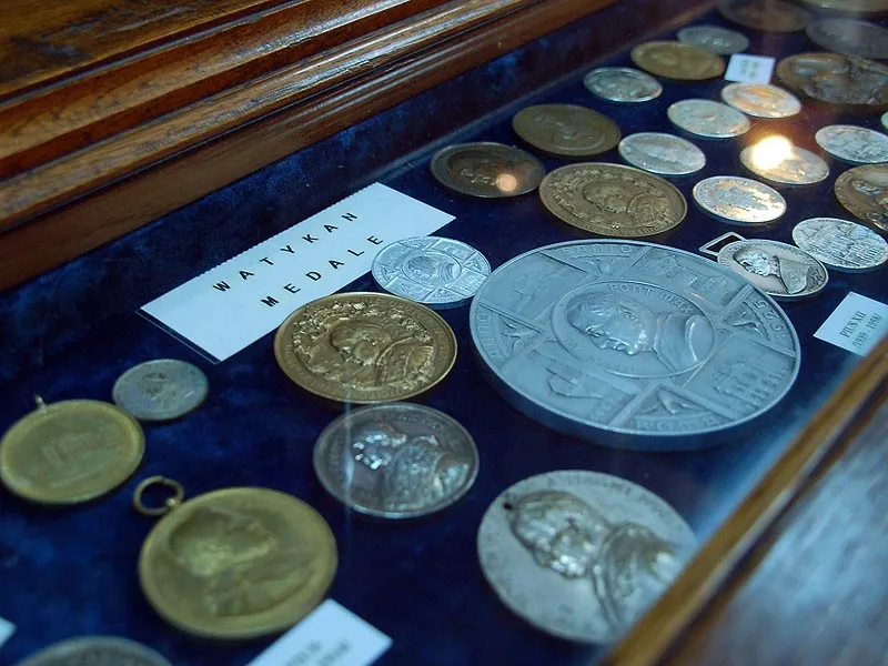 Gablota z medalami i monetami w Skarbcu Jasnogórskim