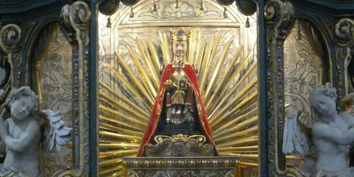 Bardo Śląskie – figura Matki Bożej w oprawie ołtarzowej