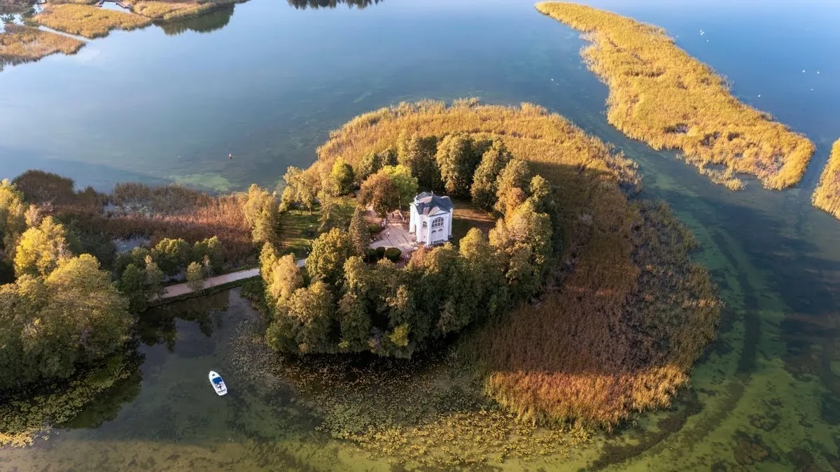 Studzieniczna – wyspa sanktuarium widziana z lotu ptaka