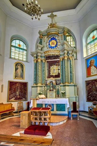 Wnętrze kaplicy w Studzienicznej – ołtarz z obrazem Matki Bożej