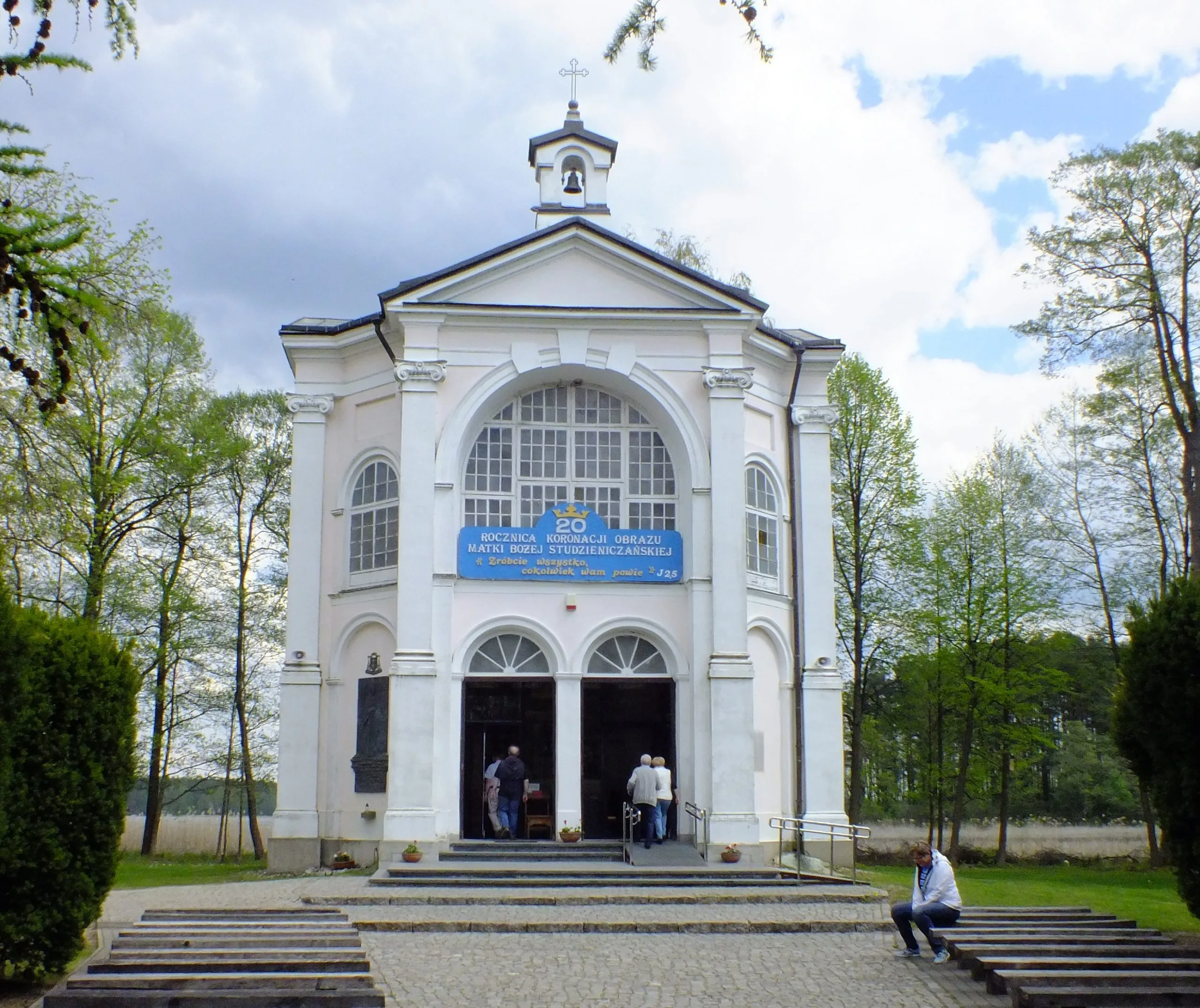 Kaplica w Studzienicznej – wejście do sanktuarium na wyspie