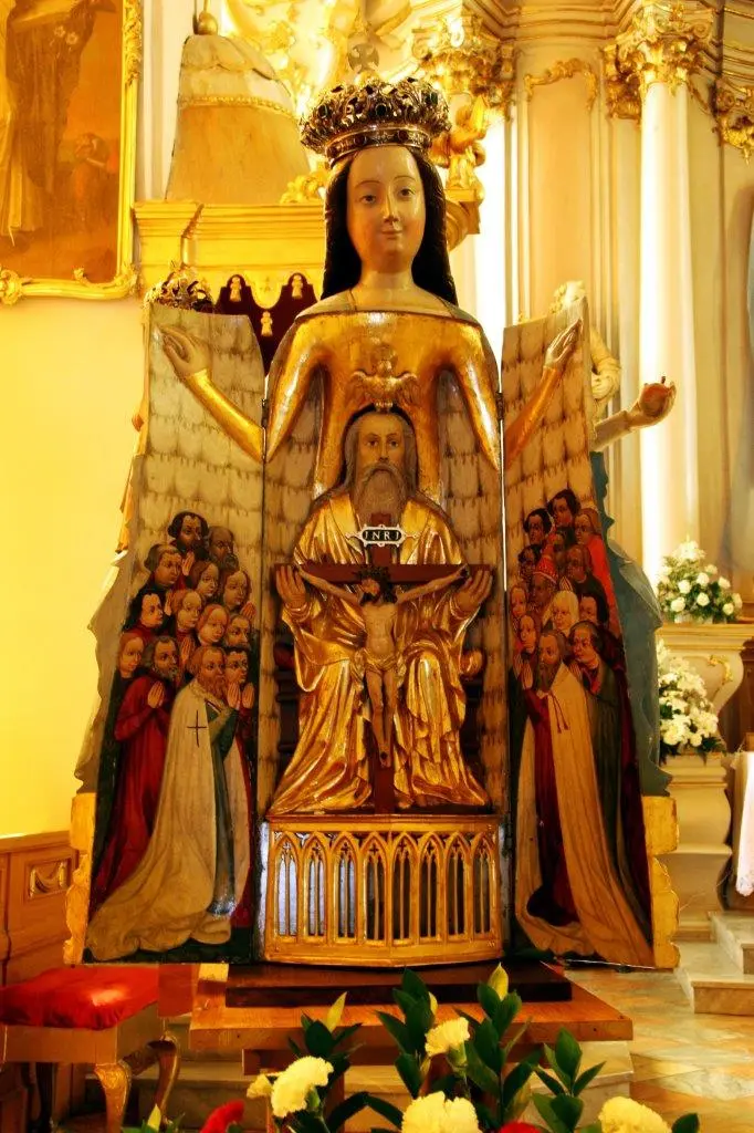 Wnętrze otwartej figury Matki Boskiej Sejneńskiej